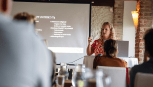 Robin Devid geeft uitleg tijdens een ChatGPT-workshop op Curaçao