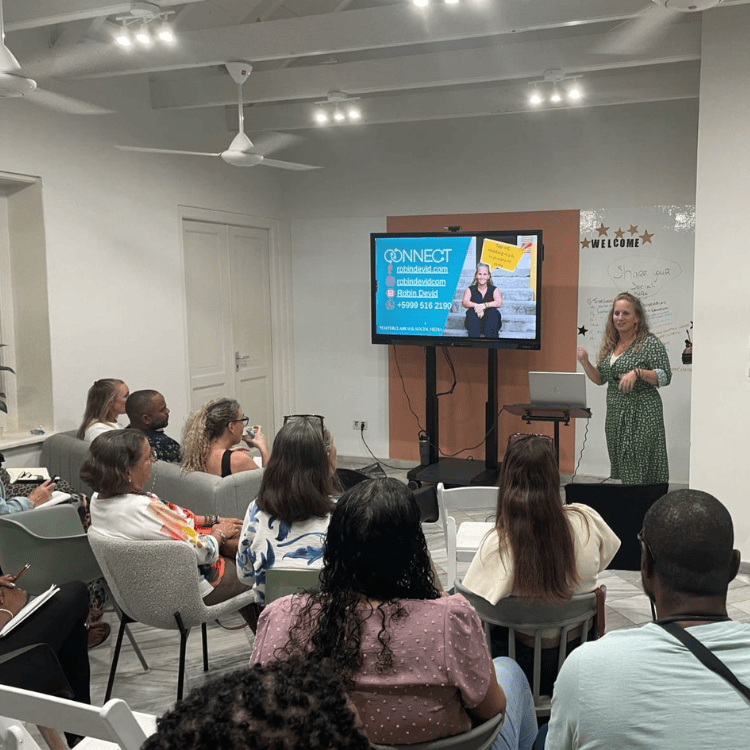 Deelnemers tijdens een socialmedia-masterclass van Robin Devid op Curaçao