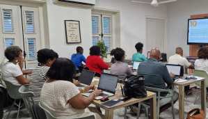 Managers bespreken praktische AI-toepassingen tijdens een training op Curaçao