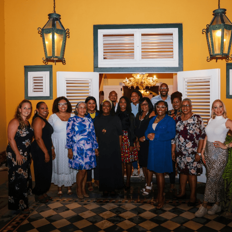 Groepsfoto met Robin Devid bij de afsluiting van Samen Families Versterken op Curaçao