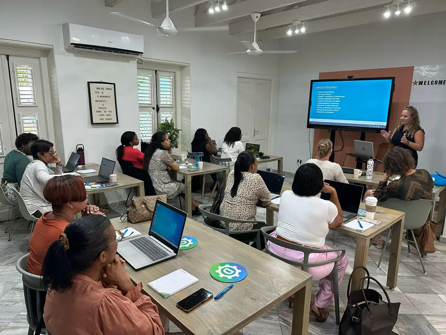 Robin Devid geeft een AI- en ChatGPT-training aan managers op Curaçao